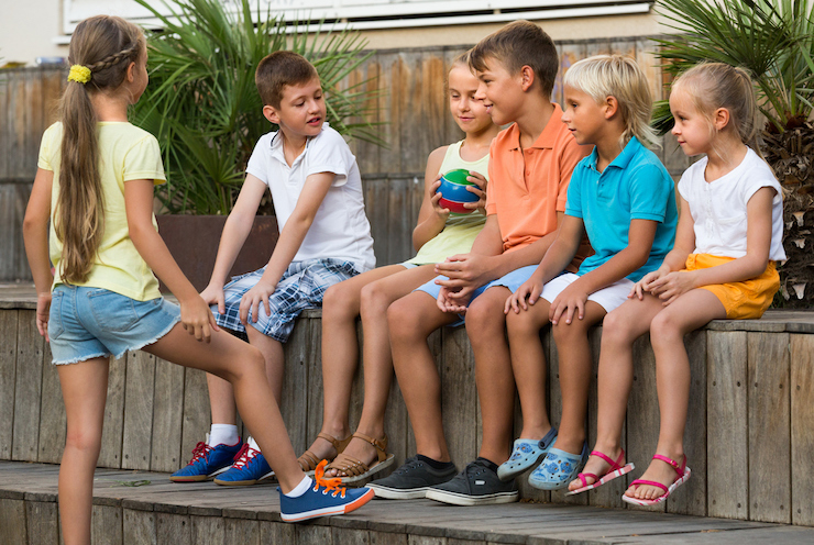 enfants qui parlent ensemble