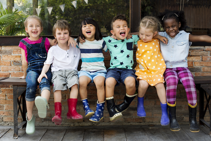 amitié entre jeunes enfants qui rigolent