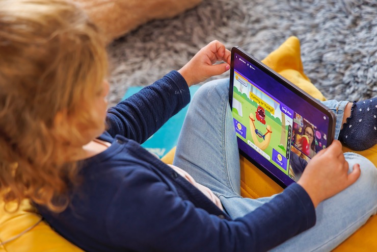 enfant qui fait un jeu éducatif sur une tablette