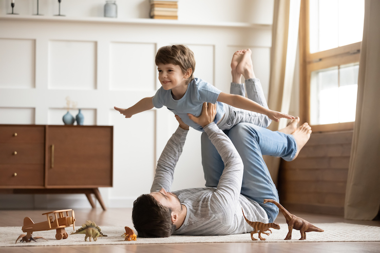 Enfant qui joue avec son père