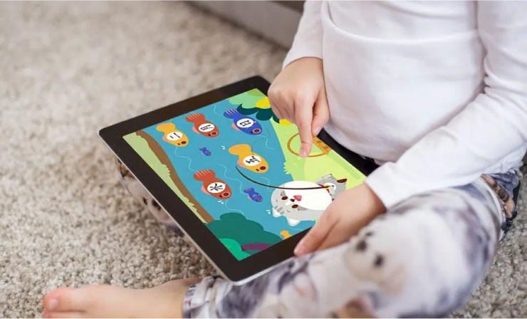 enfant qui fait des jeux d'anglais en ligne