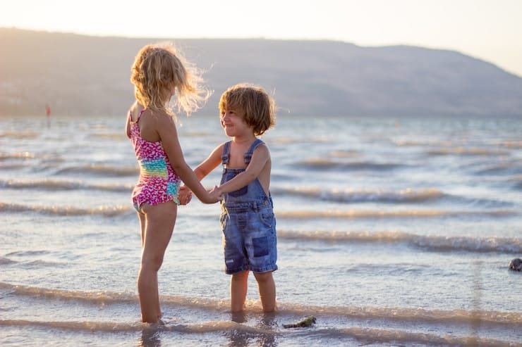 enfants qui voyagent et s'amusent