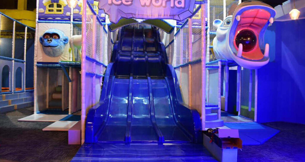 Bermain Perosotan Besar di Amazonia Singapura