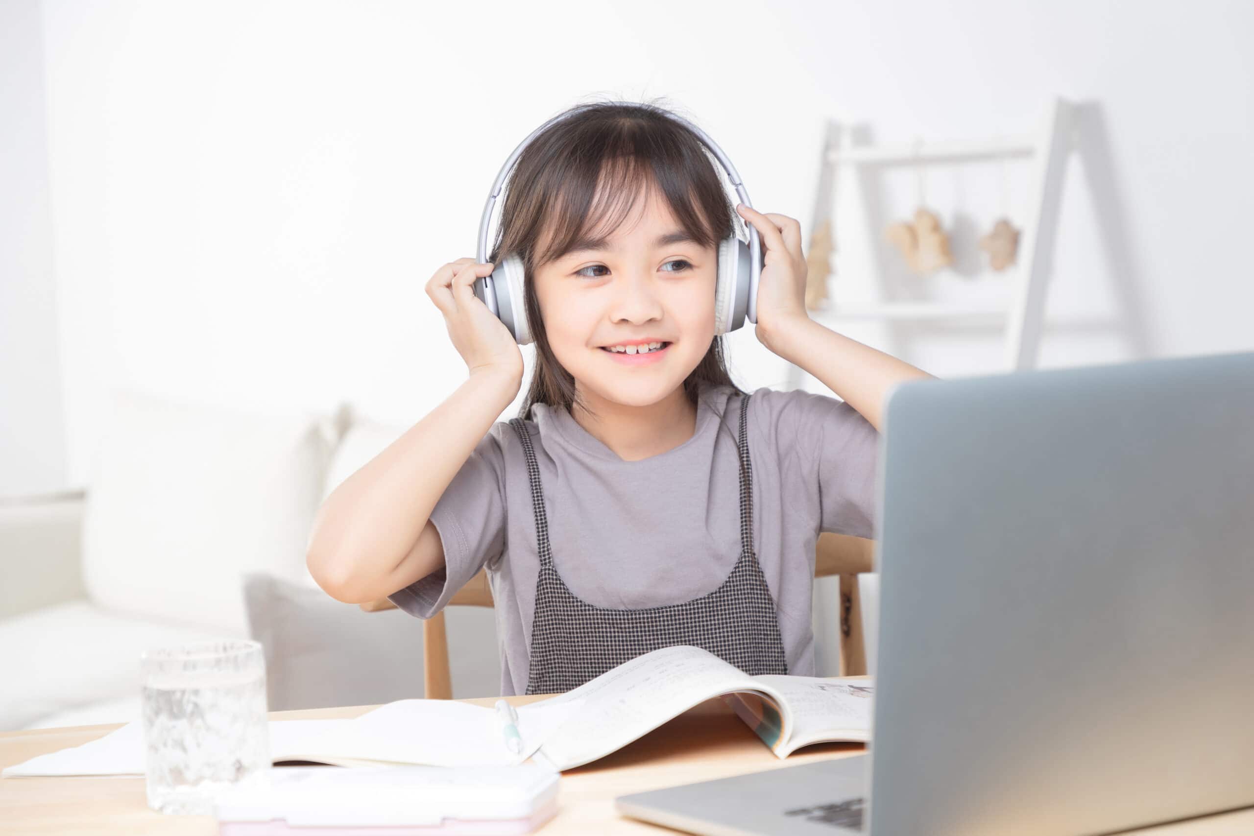 A girl enjoys learning Chinese online